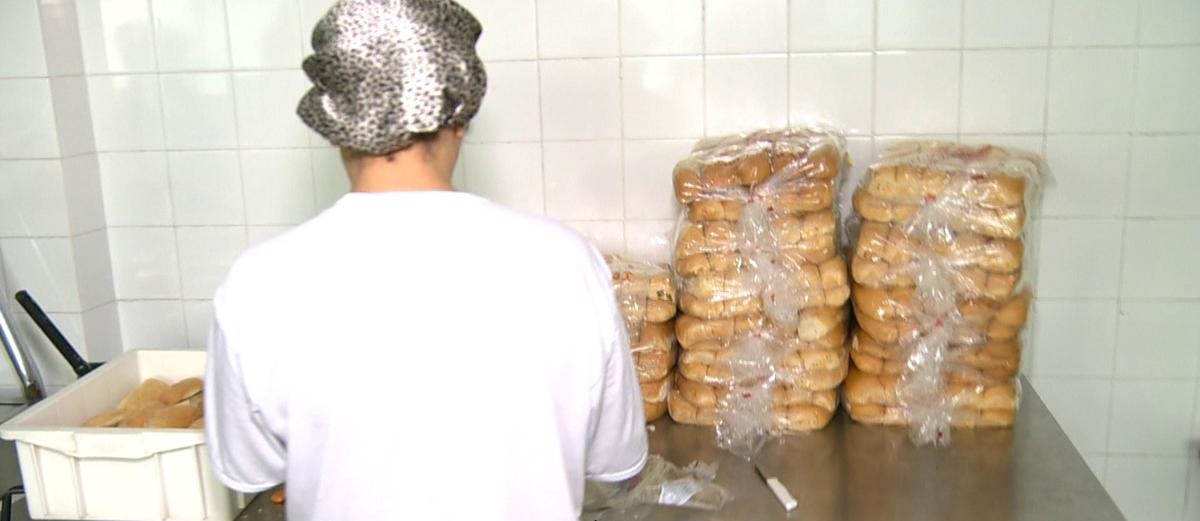 Em outubro de 2015, a Home Bread foi acusada de fornecer apenas sanduíches numa escola de Mesquita